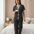 Kadın Siyah Kalp Desenli Fiyonklu Kısa Kollu Uzun Pijama Takımı