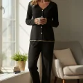 Premium Kadın Fitilli Pijama Takımı – Siyah Gold Biye Detaylı, Yumuşak Dokulu Ev Şıklığı