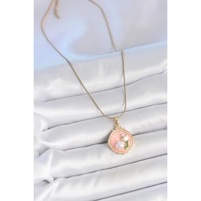 BUĞZ 316L Çelik Gold Renk Zincir Pembe Mineli İncili Çiçek İşlemeli Portre Model Kadın Kolye - BUĞZ