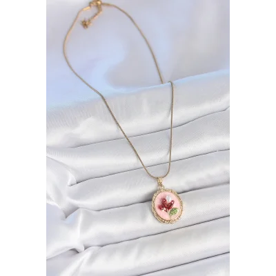 BUĞZ 316L Çelik Gold Renk Zincir Pembe Mineli İncili Çiçek İşlemeli Portre Model Kadın Kolye - BUĞZ