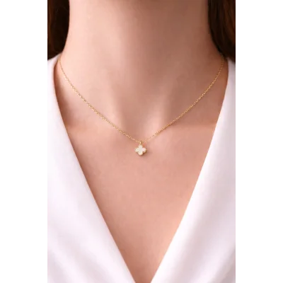 BUĞZ Altın Renk Yonca Figürlü Çelik Kolye MODEL 18 – Kararmaz, Paslanmaz, Şık & Minimal Kadın Kolyesi