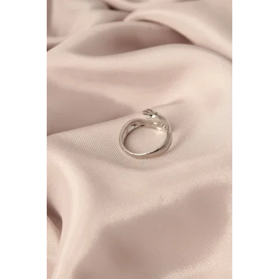 BUĞZ Ayarlamalı Gümüş Renk Metal Sarılan Eller Model Kadın Yüzük - Lisinya
