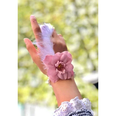 BUĞZ Bride to be Nedime Gelin Bilekliği Tüy ve İnci Boncuk Detaylı Pembe Renkli Bekarlığa Veda Partisi Bilekliği 10 Adet