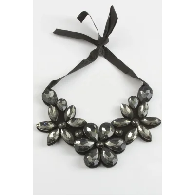  Çiçek Taşlı Yaka Kolye