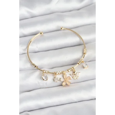 BUĞZ Çiçek ve Kelebek Charmlı Gold Renk Pirinç Kadın Bileklik