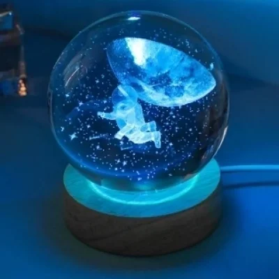 BUĞZ Dekoratif Uçan Astronot Tasarımlı Ahşap Altlıklı Işıklı Cam Küre Büyük Boy Cam:8cm Ahşap:2cm