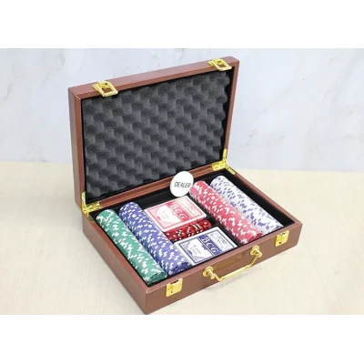 BUĞZ Deri Çantalı 200 Chip Ve 2 Adet İskambil Kağitına Sahip Poker Oyunu Alk4229