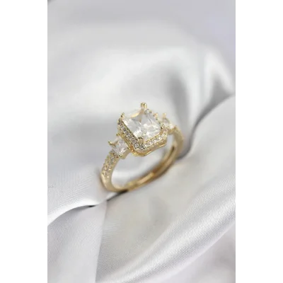 BUĞZ Gold Renk Kare Baget Zirkon Taşlı Tek Taş Model Kadın Yüzük