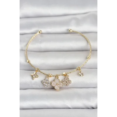BUĞZ Gold Renk Pirinç Yonca Detaylı Charmlı Kadın Bileklik
