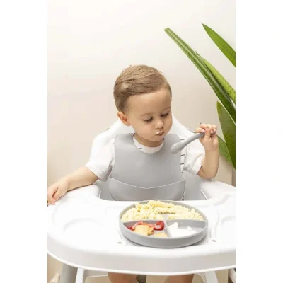 BUĞZ Gri 3’lü Silikon Yemek Seti – Önlük + Diş Kaşıyıcılı Kaşık + Vakumlu Tabak