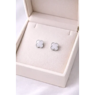 BUĞZ Gümüş Renk Beyaz Yonca Figürlü Çelik Küpe MODEL 4 – Kararmaz, Paslanmaz, Minimal & Şık Kadın Küpesi