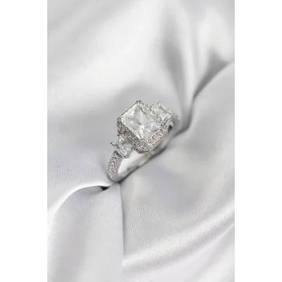 BUĞZ Gümüş Renk Kare Baget Zirkon Taşlı Tek Taş Model Kadın Yüzük