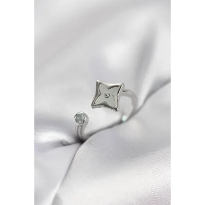 BUĞZ Gümüş Renk Köşeli Yonca Model Zirkon Taşlı Kadın Yüzük