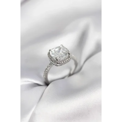 BUĞZ Kare Tek Taş Model Zirkon Taşlı Gümüş Renk Kadın Yüzük