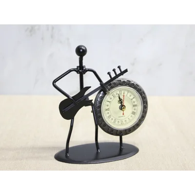 BUĞZ Metal Saatli Gitar Çalan Müzisyen