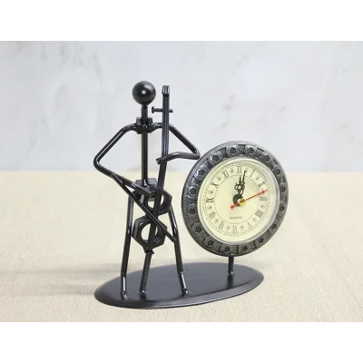 BUĞZ Metal Saatli Keman Çalan Müzisyen