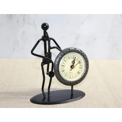  Metal Saatli Saksafon Çalan Müzisyen