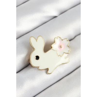 BUĞZ Mineli Çiçek Detaylı Krem Tavşan Figürlü Gold Renk Kadın Broş