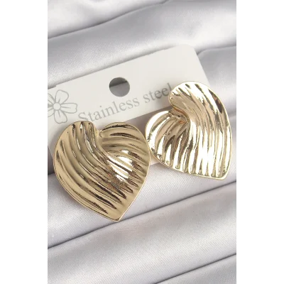 BUĞZ Pirinç Gold Renk İşlemeli Plaka Kalp Model Kadın Küpe