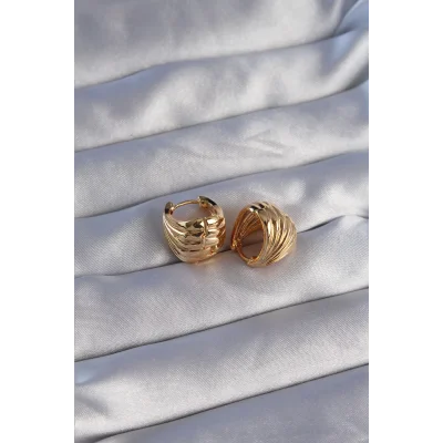 BUĞZ Pirinç Gold Renk Tırtıklı Minimal Bombeli Tasarım Küpe - Lisinya