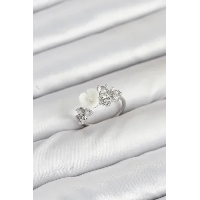 BUĞZ Pirinç Gümüş Renk Çiçek Model Zirkon Taşlı Kadın Yüzük