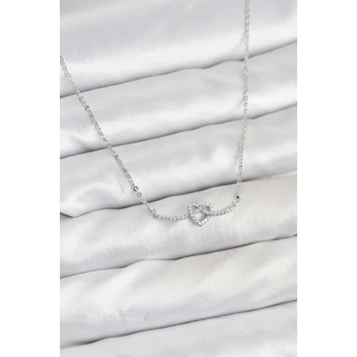 BUĞZ Pirinç Gümüş Renk Düğüm Kalp Model Kadın Kolye