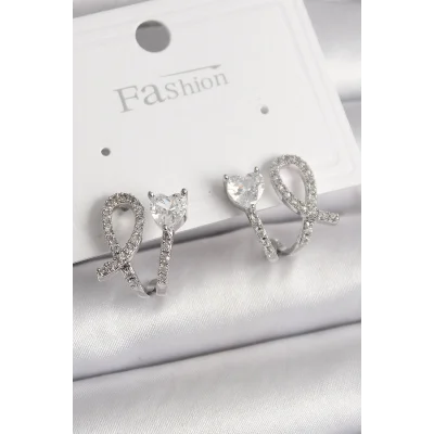 BUĞZ Pirinç Gümüş Renk Düğüm Model Zirkon Taşlı Kalp Detay Kadın Küpe