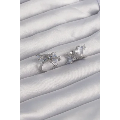 BUĞZ Pirinç Gümüş Renk İri Zirkon Taşlı Kıvrımlı Minimal Kelebekli Halka Küpe - Lisinya