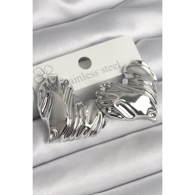 BUĞZ Pirinç Gümüş Renk İşlemeli Kalp Model Kadın Küpe