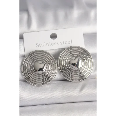 BUĞZ Pirinç Gümüş Renk Kalp İşlemeli Daire Plaka Model Kadın Küpe