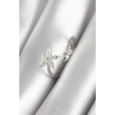 BUĞZ Pirinç Gümüş Renk Zirkon Taşlı Çiçek Model Kalp Detay Kadın Yüzük