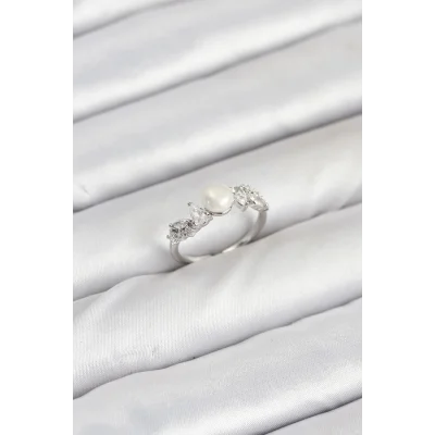 BUĞZ Pirinç Gümüş Renk Zirkon Taşlı İncili Model Kadın Yüzük