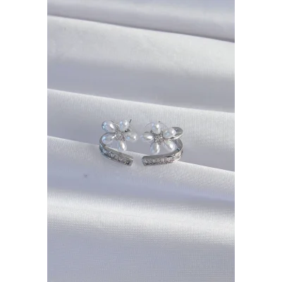 BUĞZ Pirinç Gümüş Renk Zirkon Taşlı Kıvrımlı İnci Çiçek Küpe - Lisinya