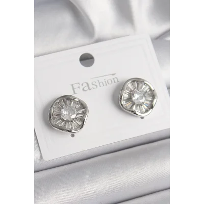 BUĞZ Pirinç Gümüş Renk Zirkon Taşlı Yonca Model Kadın Küpe