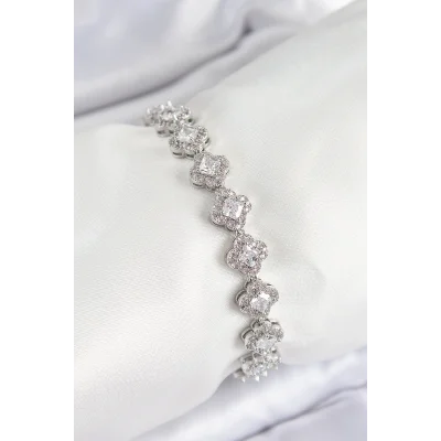 BUĞZ Pirinç Zirkon Taşlı Yonca Baget Model Gümüş Renk VIP Seri Kadın Bileklik
