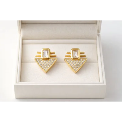 BUĞZ Serenay Küpe MODEL 7 – Geometrik Zirkon Taşlı Gold Renk Çelik Küpe, Kararma Yapmaz & Alerji Dostu