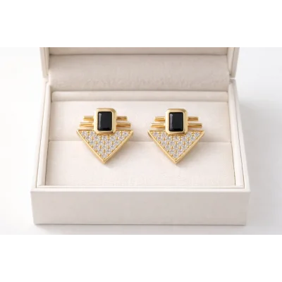 BUĞZ Serenay Küpe MODEL 8 – Siyah Taşlı Geometrik Zirkon Detaylı Gold Renk Çelik Küpe, Kararma Yapmaz