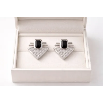 BUĞZ Serenay Küpe MODEL 9 – Siyah Taşlı Geometrik Zirkon Detaylı Gümüş Renk Çelik Küpe, Kararma Yapmaz