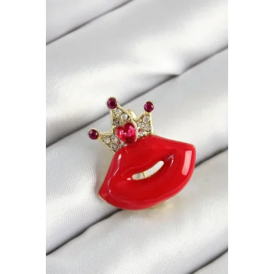 BUĞZ Zirkon Taşlı Kraliçe Taç Detaylı 3D Kırmızı Dudak Figürlü Gold Renk Kadın Broş