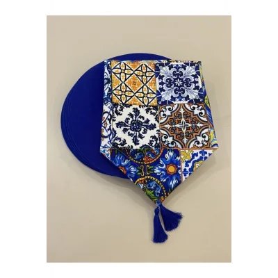 Genel Ürün Lacivert çini desenli runner ve 6lı supla seti, şıklık ve zarafet sağlar.