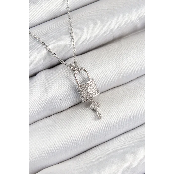BUĞZ 316L Çelik Zirkon Taşlı Kilit Ve Sallantılı Anahtar Model Gümüş Renk Kadın Kolye