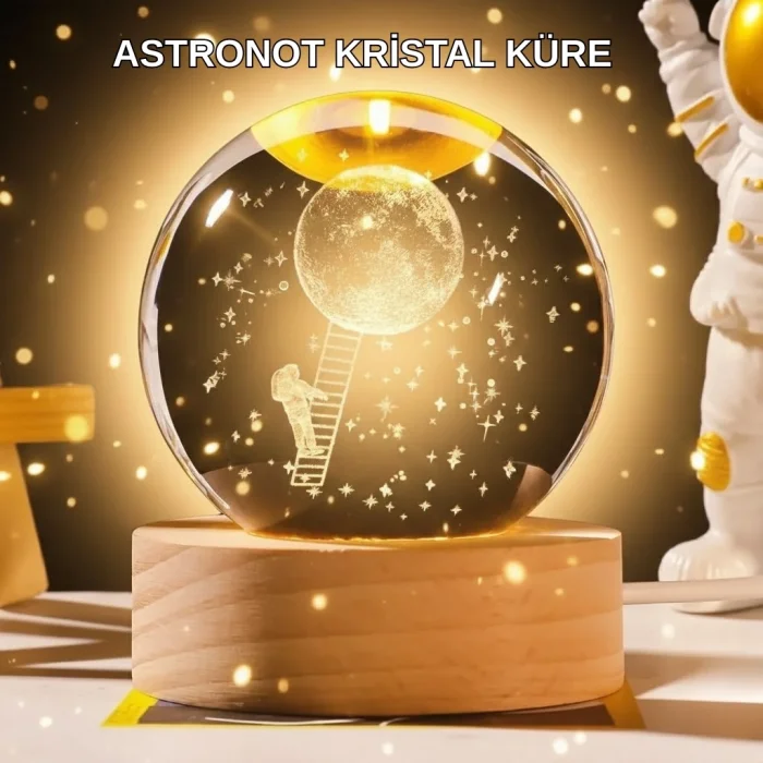 BUĞZ 5 cm 3D Kristal Astronot Küre Lamba – Dekoratif LED Işıklı Ahşap Stand