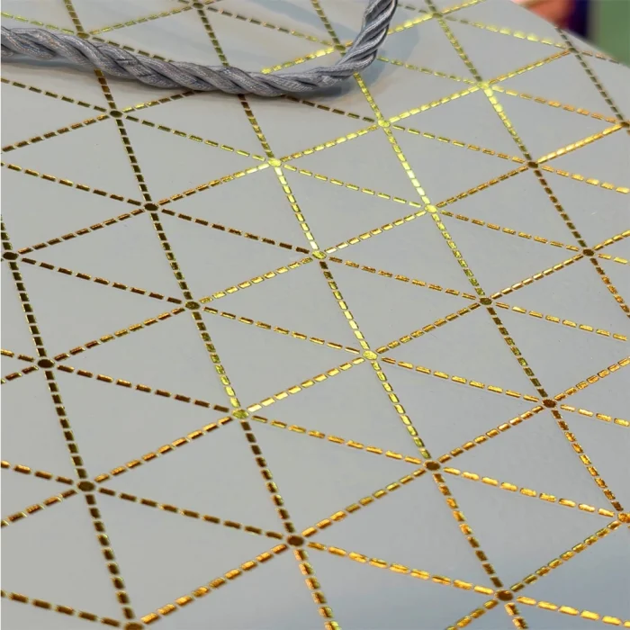 BUĞZ Beyaz Geometrik Desenli Orta Boy Karton Hediye Çantası