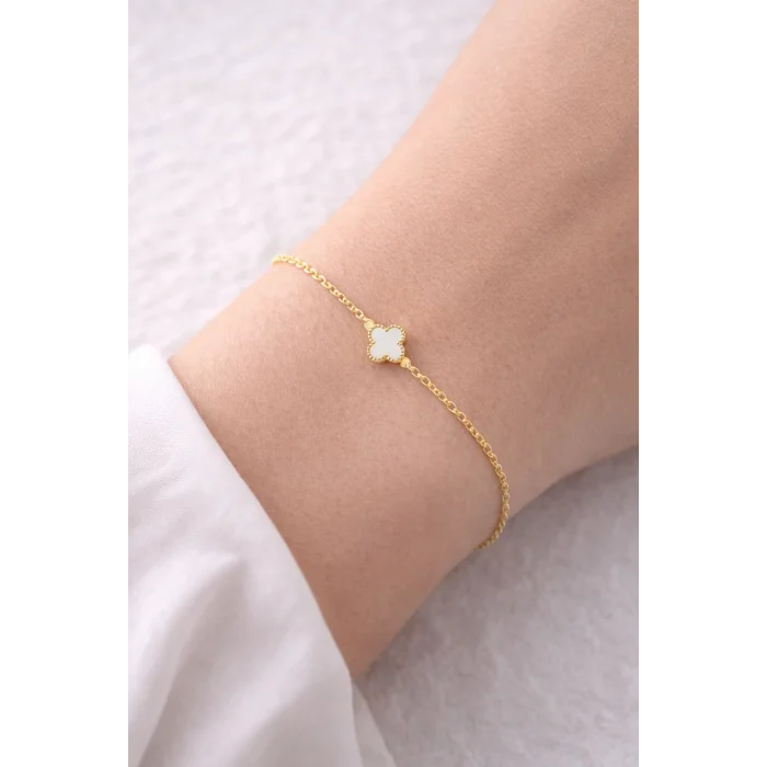 BUĞZ Beyaz Sedef Taşlı Yonca Figürlü Altın Renk Çelik Bileklik MODEL 3 – Kararma Yapmaz, Minimal ve Zarif Kadın Bilekliği