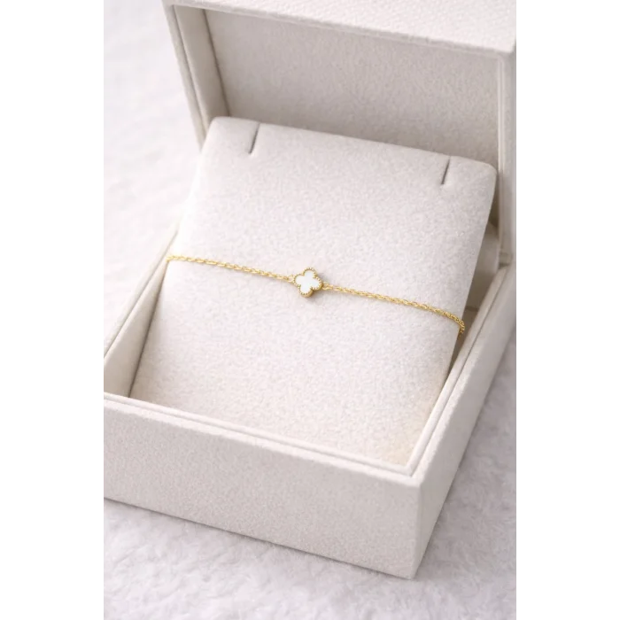 BUĞZ Beyaz Sedef Taşlı Yonca Figürlü Altın Renk Çelik Bileklik MODEL 3 – Kararma Yapmaz, Minimal ve Zarif Kadın Bilekliği