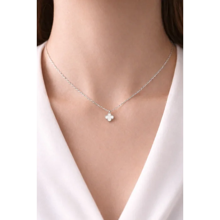 BUĞZ Beyaz Yonca Figürlü Çelik Kolye MODEL 17 – Kararmaz, Paslanmaz, Minimal & Şık Kadın Kolyesi