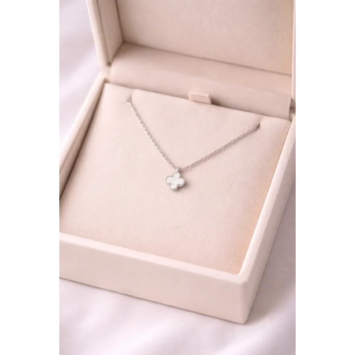 BUĞZ Beyaz Yonca Figürlü Çelik Kolye MODEL 17 – Kararmaz, Paslanmaz, Minimal & Şık Kadın Kolyesi