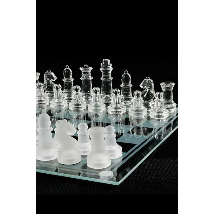 BUĞZ Cam satranç takımı 20x20 cm boyutunda şeffaf cam taşlar ve cam satranç tahtası ile