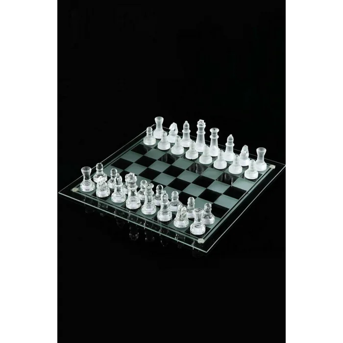 BUĞZ Cam satranç takımı 20x20 cm boyutunda şeffaf cam taşlar ve cam satranç tahtası ile