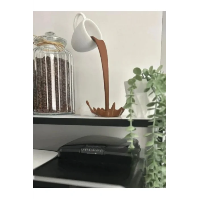 BUĞZ Eco Lounge Dökülen Kahve Figürü 20 cm – Coffee Corner Masaüstü Dekor